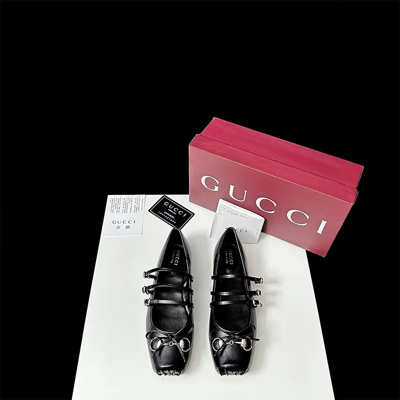 👟👟Ex-factory price 520👟👟Ex-factory price 40👟👟Ex-factory price 50 Gucci Gucci cheat Mary Jane is here, Sabato’s first hot item is here!  👟👟The latest horsebit buckle with ex-factory price of 50 has a Mary Jane French retro feel. It is so charming and charming at first sight. It shows whiteness and elegance~Whether it is paired with a skirt, it still has a feminine look~ The ballet shoes are stable for walking and can increase the height of the legs. It continues the essence of elegance and conveys the hot love~Double diamond buckle. Everyone can't put it down. Meet everyone's needs. As always, vivo's beautiful and moving soft leather with classic and generous buckles easily presents a summer romantic style, hidden with full red hearts, full of love every step of the way. Material: Imported original silk💰/Imported cowhide Lining: Imported sheepskin Hardware: Original molded horsebit Sole: Original genuine leather outsole Size: #35-41 (40 41 customized)